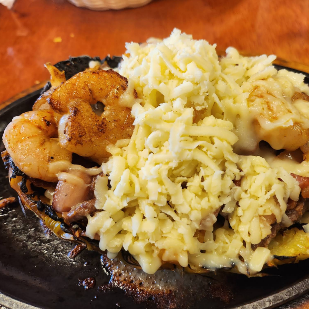 cheesy meat fajita dish